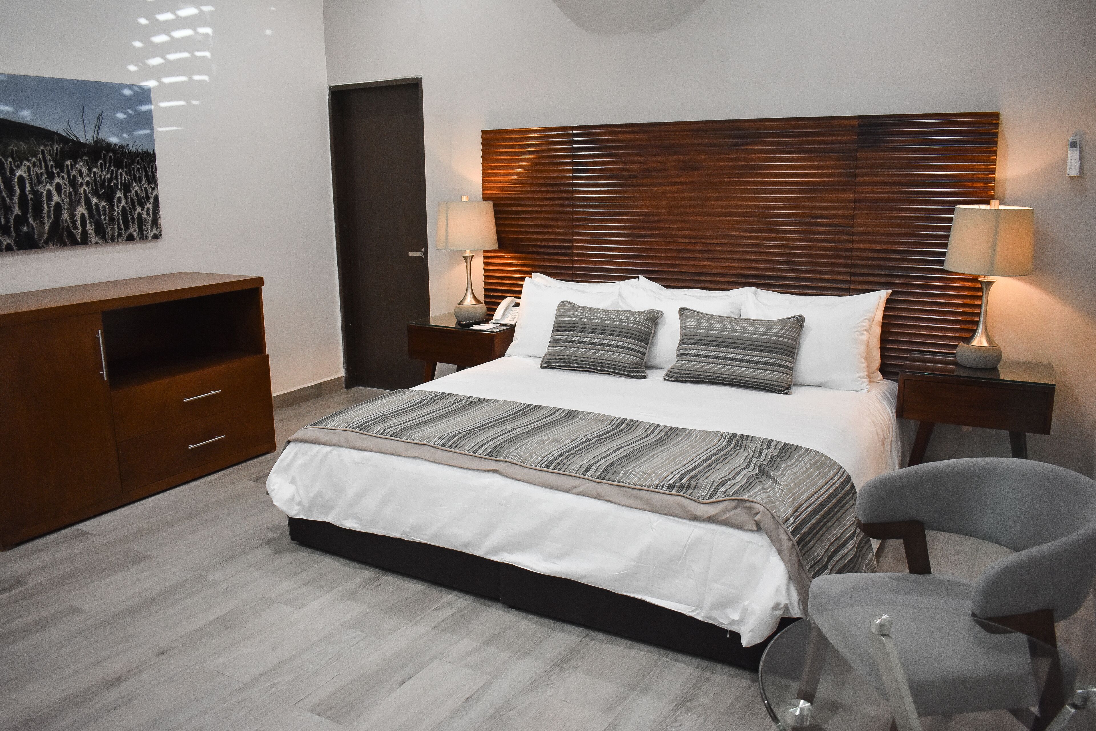 deluxe king | 1 bedroom, in-room safe, desk, laptop workspace