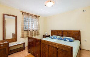 5 bedrooms, iron/ironing board, free WiFi, bed sheets