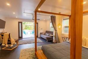Iron/ironing board, WiFi, bed sheets - *Deluxe Master Studio* Private Entrance & Patio (San Diego)