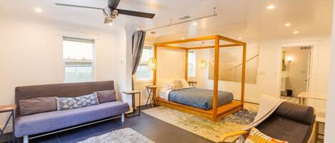 Tabla de planchar con plancha, wifi y ropa de cama