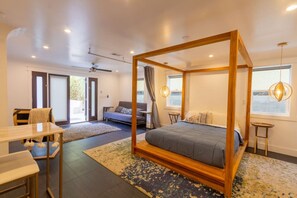 Tabla de planchar con plancha, wifi, ropa de cama