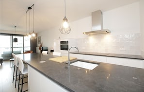 Réfrigérateur, micro-ondes, plaque de cuisson, lave-vaisselle