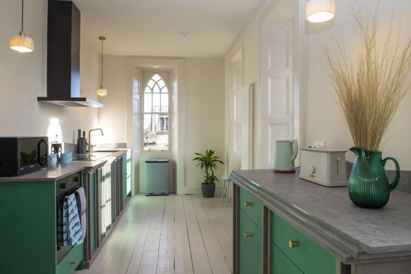 Fridge, microwave, oven, stovetop - Observatory House & Apartment (Edinburgh)