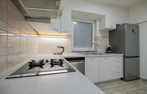 Jääkaappi, uuni, liesi, astianpesukone