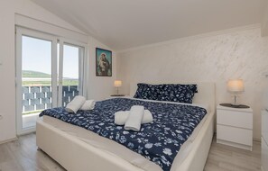 4 bedrooms, travel cot, free WiFi, bed sheets - Luxurious home in Imotski (Imotski)