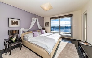 4 bedrooms, iron/ironing board, travel cot, free WiFi