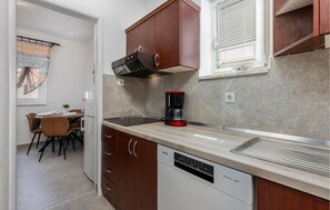 Geladeira, cooktop, cafeteira/chaleira