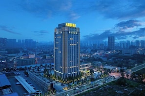 A high-rise building with a modern design, surrounded by a cityscape. - Tianhai International Hotel (Changsha Gaoxin District Meixi Lake park) (Changsha)