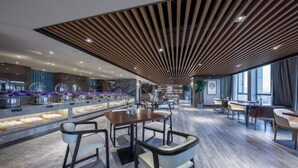 A modern restaurant with wooden ceiling slats, marble flooring, and a variety of seating options including tables and chairs. - Tianhai International Hotel (Changsha Gaoxin District Meixi Lake park) (Changsha)