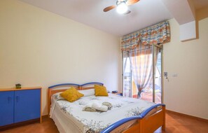 2 bedrooms, travel crib, free WiFi