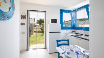 Fridge, stovetop, dishwasher