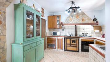 Fridge, stovetop, dishwasher