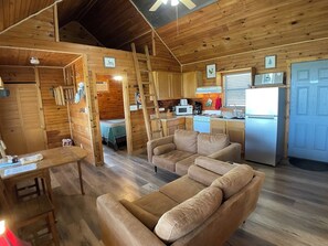 TV - Relaxing Getaway at The Rocky Top Cabin, Pet Friendly (FREDERICKSBURG)