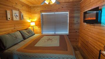 1 sovrum, strykjärn/strykbräda och sängkläder