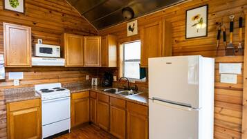 Kylskåp, mikrovågsugn, ugn och spishäll