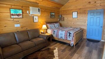 1 sovrum, strykjärn/strykbräda och sängkläder