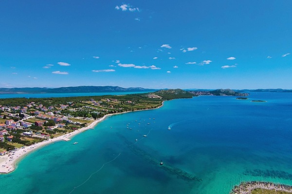 Una spiaggia nelle vicinanze