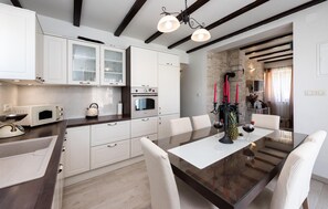 Fridge, oven, stovetop, dishwasher