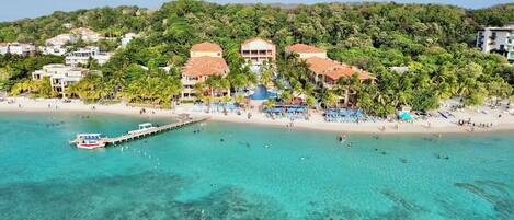 Accommodatie ligt op het strand, ligstoelen, strandlakens