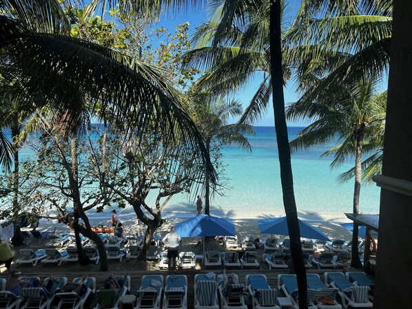 على الشاطئ، كراسي للتشمس، مناشف للشاطئ