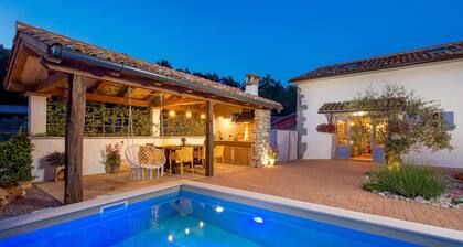 Amazing home in Mucici with kitchen