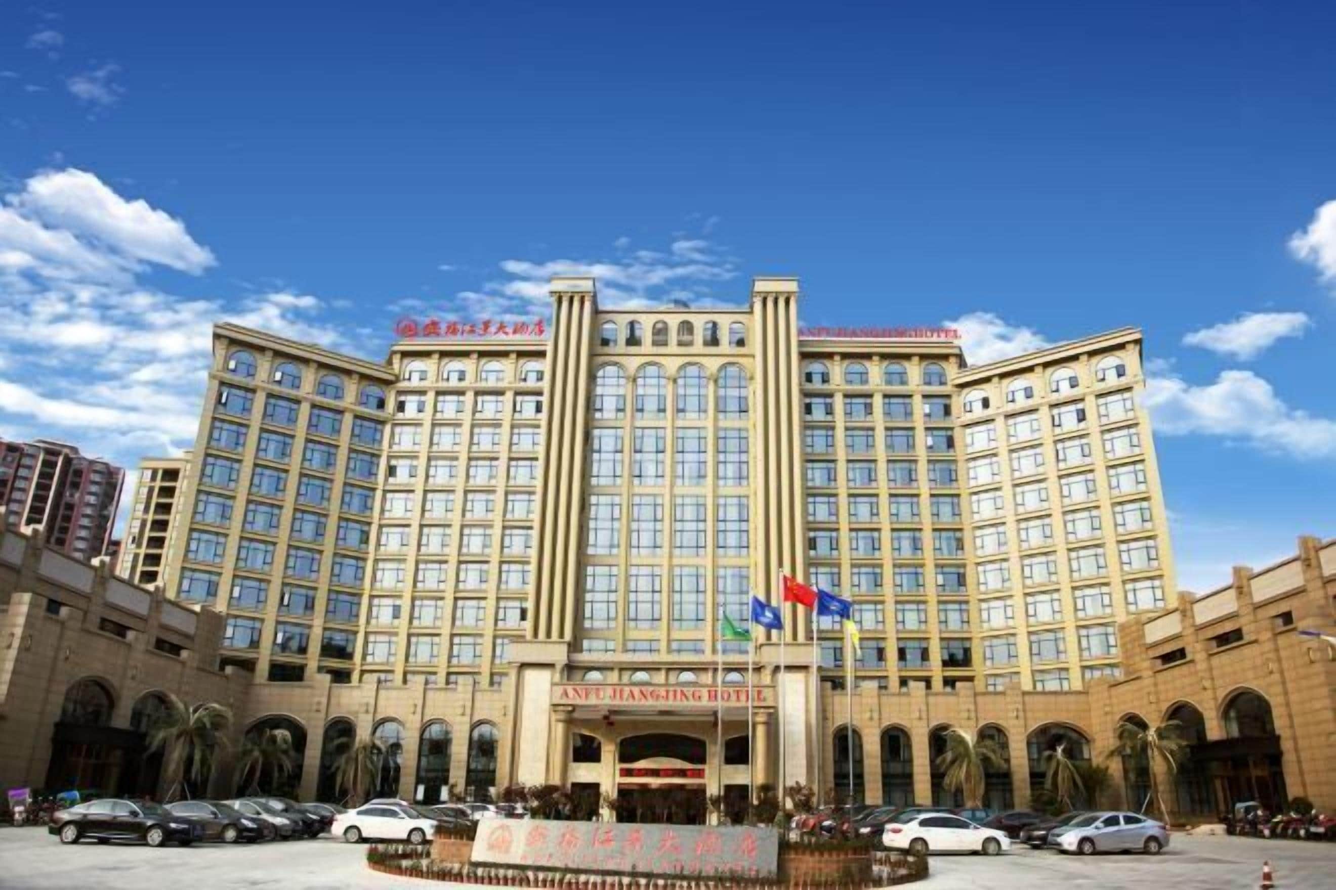 Ein großes Hotel mit mehreren Etagen und einem zentralen Eingang.