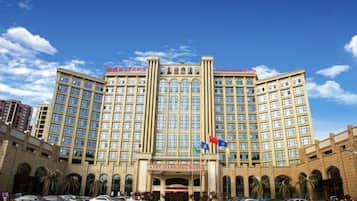Ein großes Hotel mit mehreren Etagen und einem zentralen Eingang.