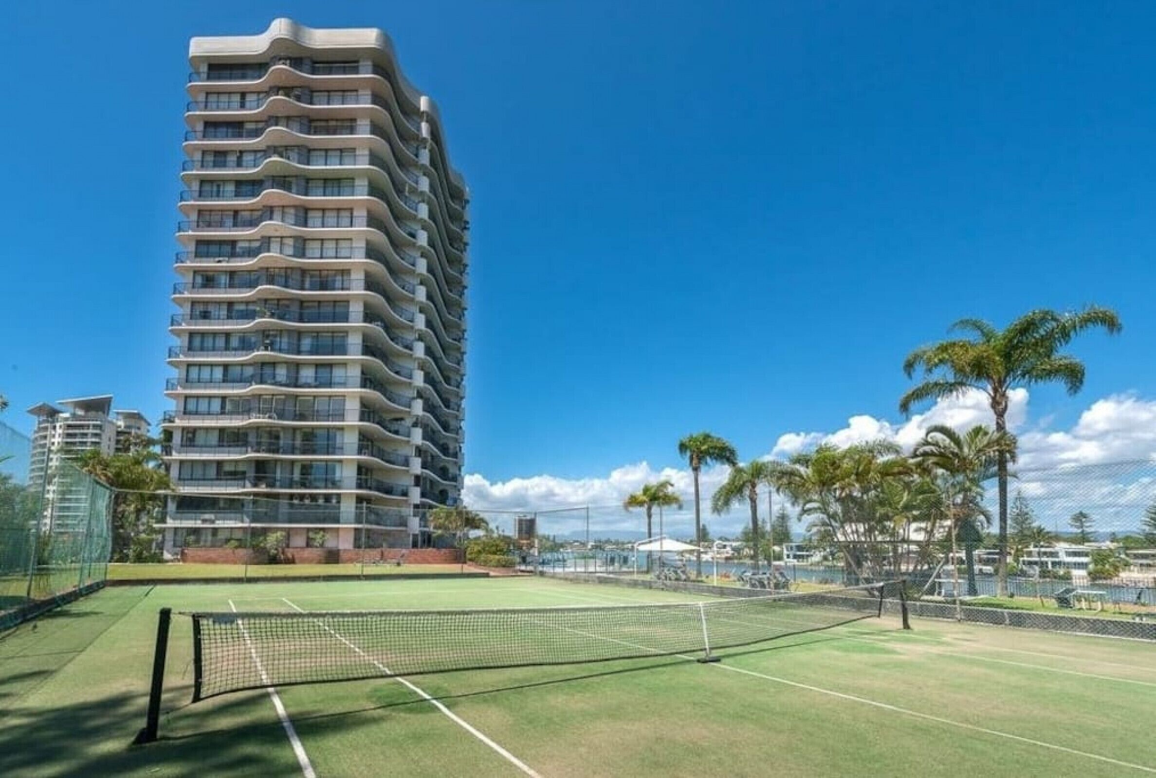 ABSOLUTE Riverfront 2bed apt with amazing views from every window — image 15