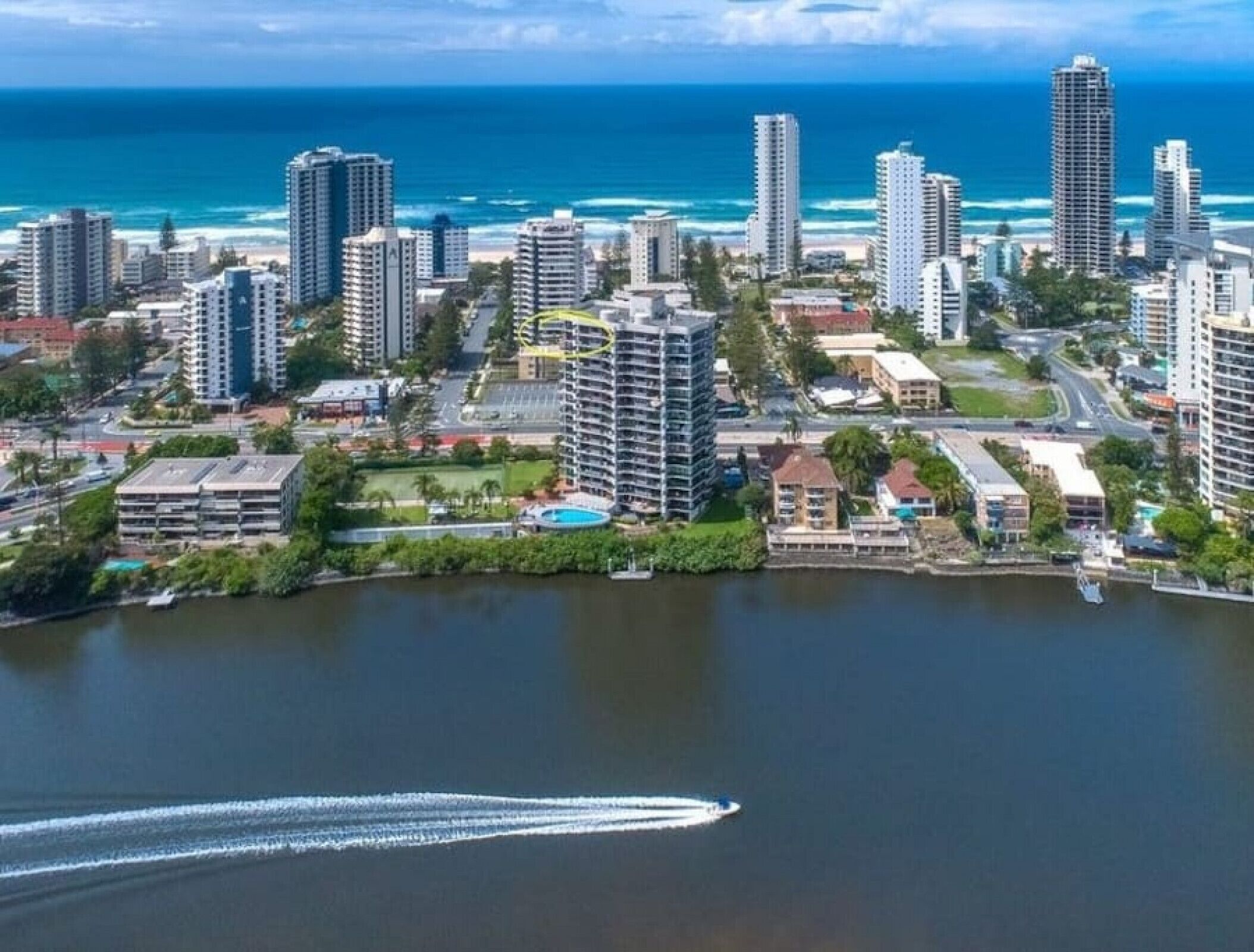 ABSOLUTE Riverfront 2bed apt with amazing views from every window — image 12