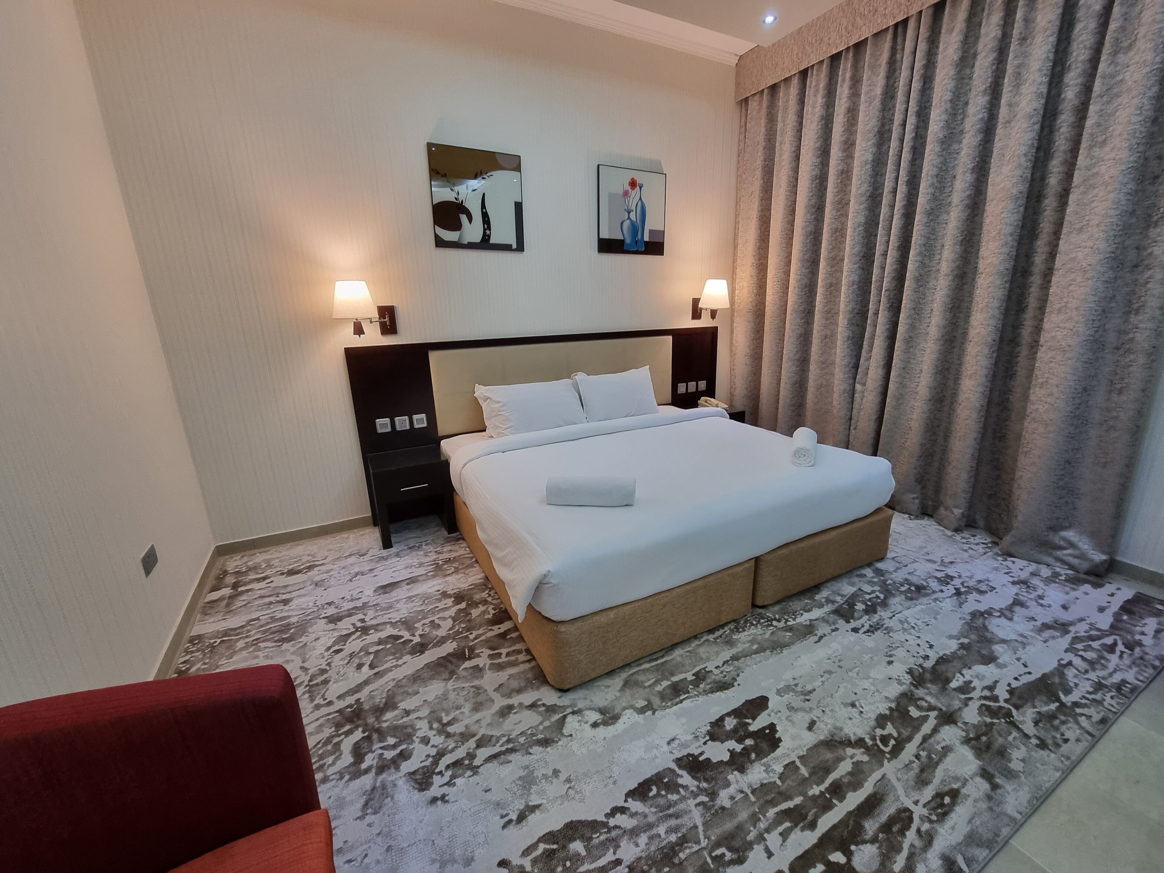 Hochwertige Bettwaren, Minibar, Schreibtisch