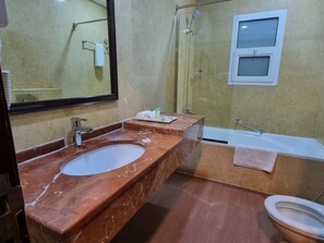 Deluxe Double Room | Bilik Mandi | Tab mandi, pengering rambut, selipar, tuala disediakan 