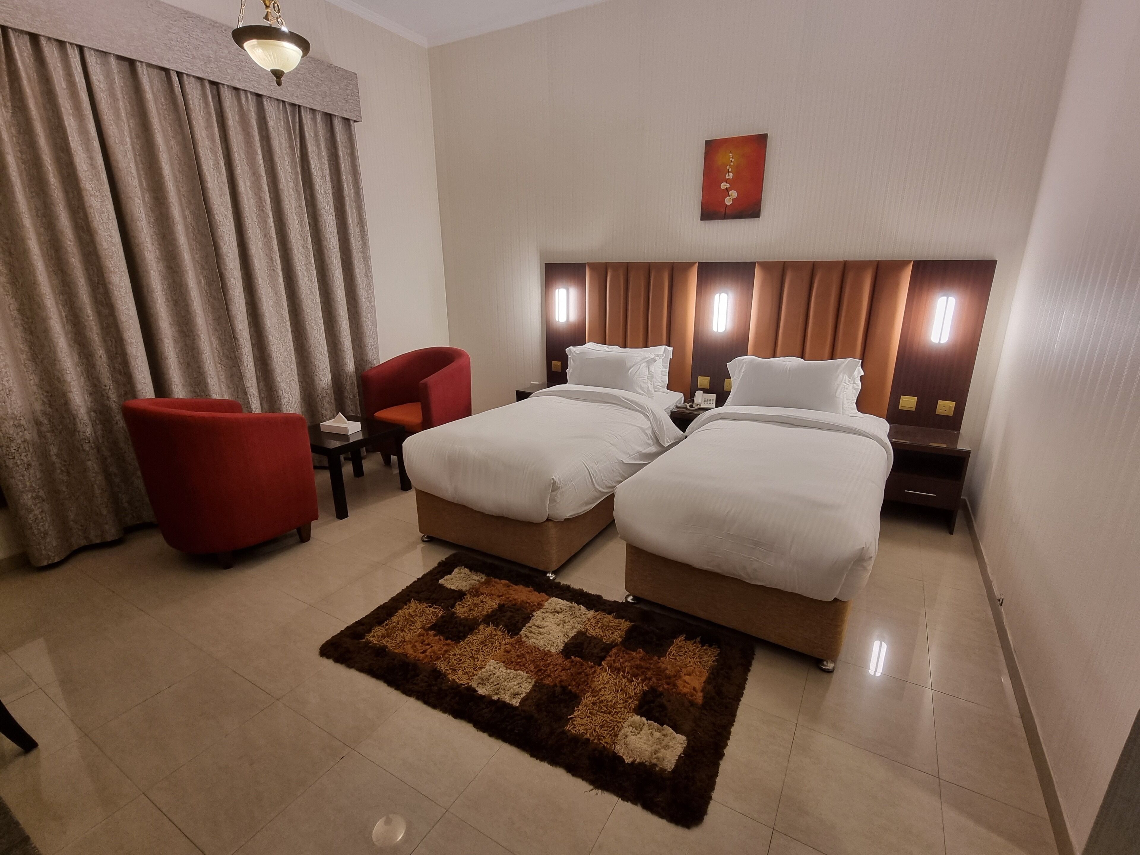 Hochwertige Bettwaren, Minibar, Schreibtisch