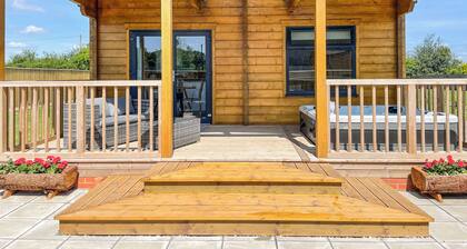 Indulge and delight at this wonderful lodge, with your own private hot tub.