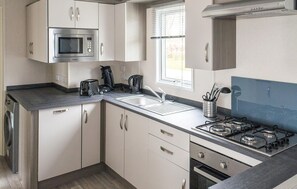 Een koelkast, een kookplaat, een vaatwasser