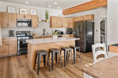 Modern Red Lodge Cabin - Walk to Broadway Ave