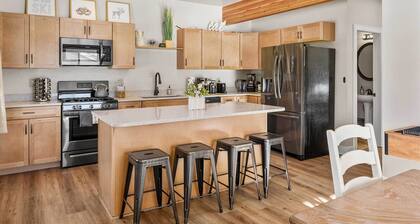 Modern Red Lodge Cabin - Walk to Broadway Ave