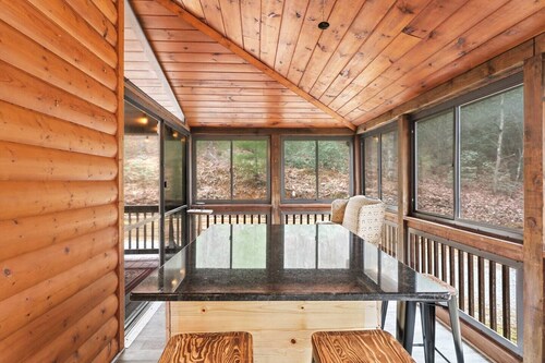 Lux 4BR Cabin near Bear Claw Vineyard , Hot Tub, Game Room, and Mins to Downtown