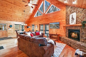 Smart TV, fireplace, video game console, table football - Lux 4BR Cabin near Bear Claw Vineyard , Hot Tub, Game Room, and Mins to Downtown (Blue Ridge)