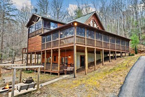 Exterior - Lux 4BR Cabin near Bear Claw Vineyard , Hot Tub, Game Room, and Mins to Downtown (Blue Ridge)