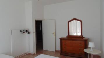 1 bedroom, bed sheets