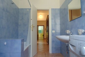 Douche, bidet, serviettes fournies