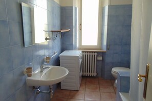 Shower, bidet, towels - S241 - Sirolo, two-room apartment completely renovated (Coppo)