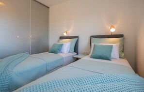 3 bedrooms, travel cot, free WiFi, bed sheets
