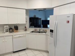 冰箱、微波炉、烤箱、炉灶