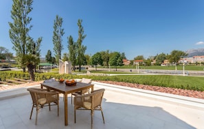 Outdoor dining - Stunning home in Solin with WiFi (Solin)