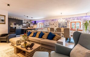 TV, fireplace - Stunning home in Solin with WiFi (Solin)