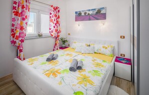 6 makuuhuonetta, tallelokero huoneessa, vauvan matkasänky