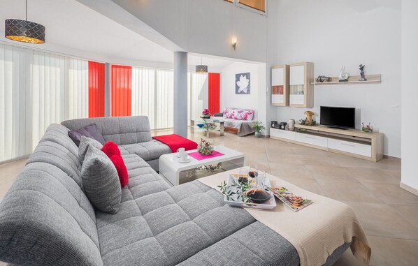 Fernseher, Tischfußball, Tischtennisplatte