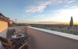 Outdoor dining - Lovely home in Valtura (Valtura)