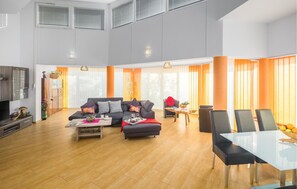 Fernseher, Tischfußball, Tischtennisplatte